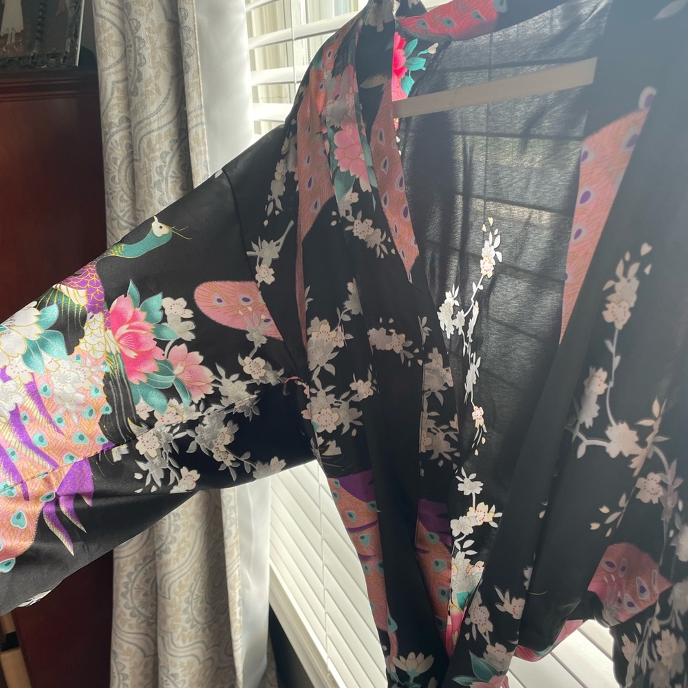 NWOT Floral Satin Robe - Picture 4 of 4
